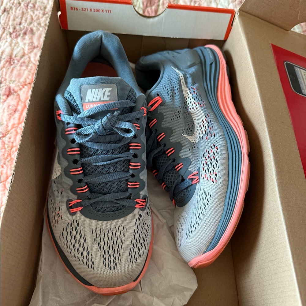 Nike Women's Athletic Shoes in Gray and Pink